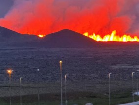 冰岛火山爆发，喷出熔岩